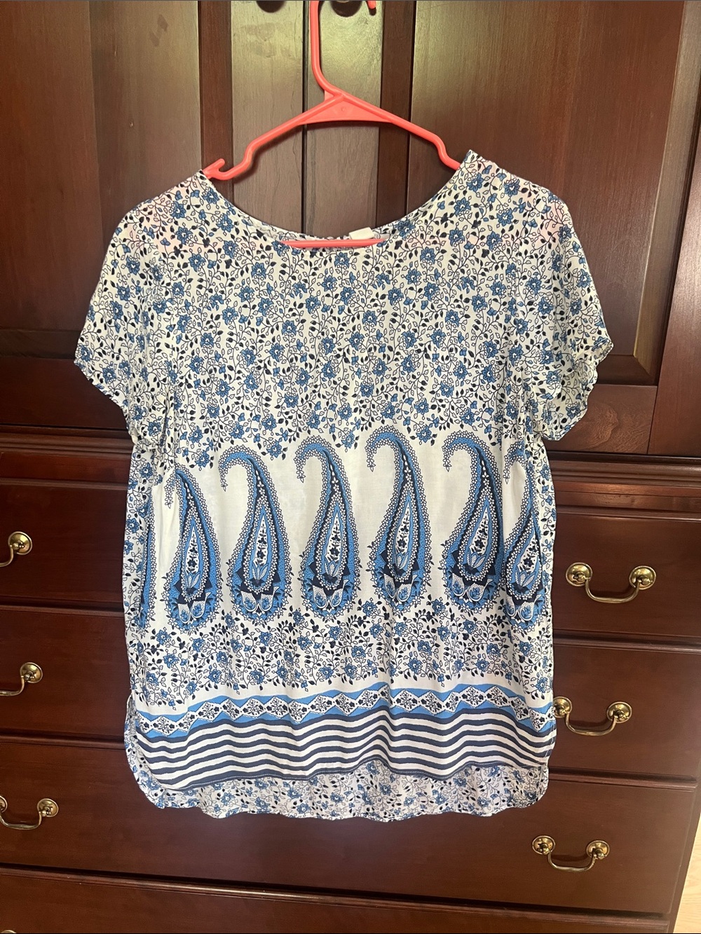 Old Navy White and Blue Paisley Short Sleeve Blouse